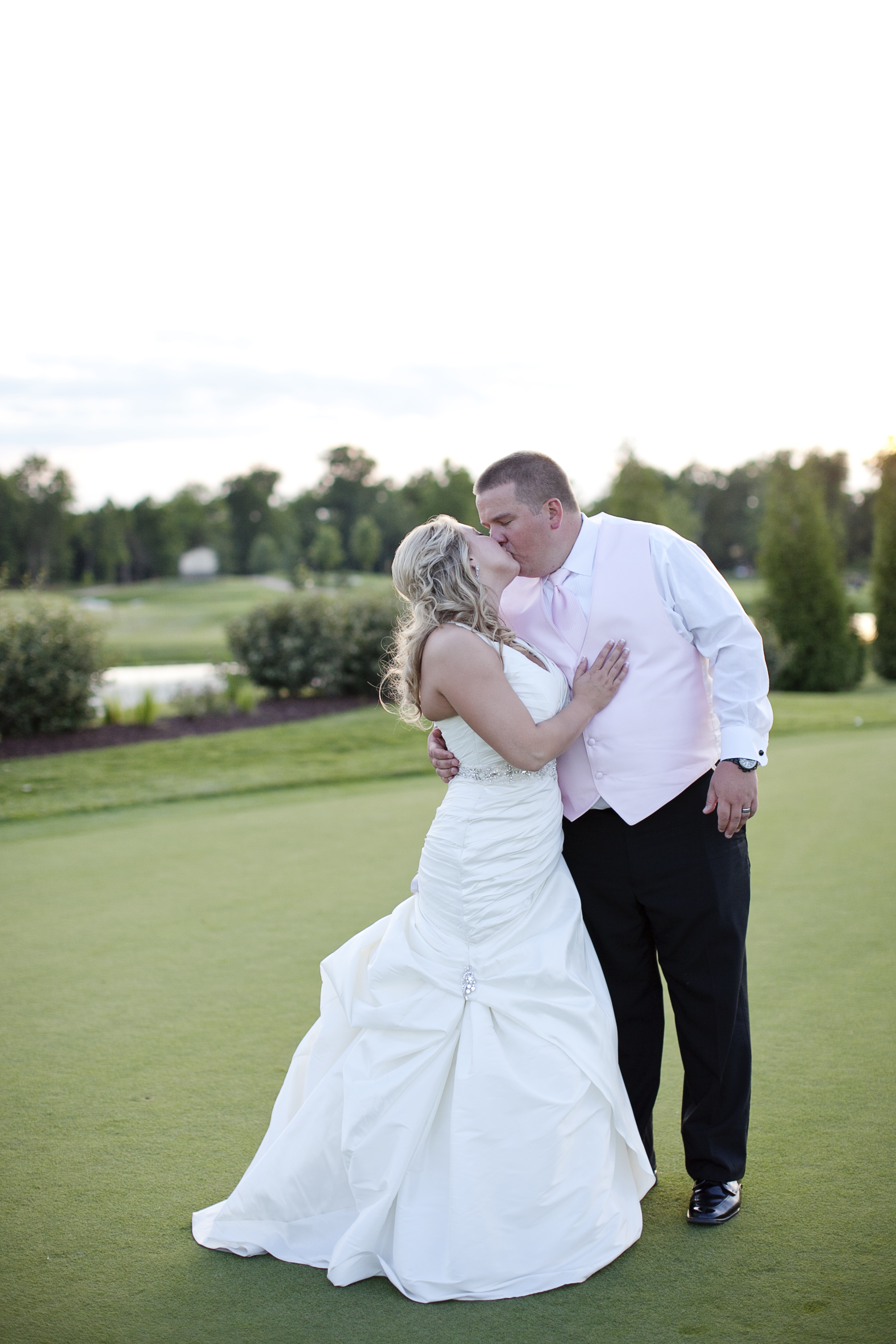 1757 Golf Club, bride and groom kissing on the lawn